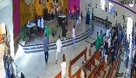 Homem invade altar e tenta atacar bispo: “A condenação dele está próxima”