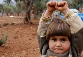 Desvendado mistério de foto viral de criança síria que 'se rende'