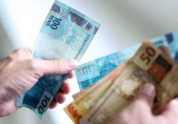 Pagamento do 13º aos servidores estaduais é antecipado e medida deve injetar R$350 milhões na economia de Alagoas