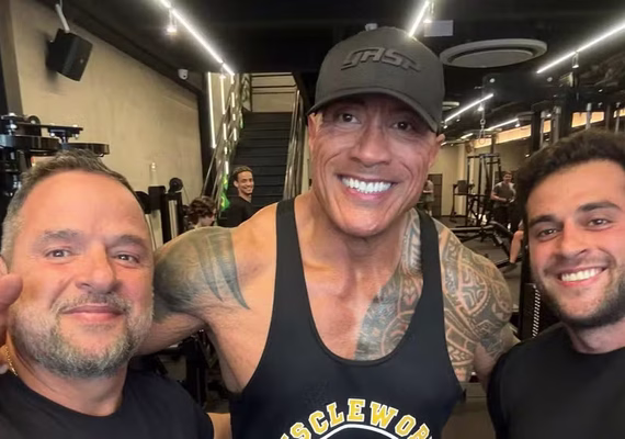 Dwayne Johnson treina em academia no Rio durante divulgação de Moana