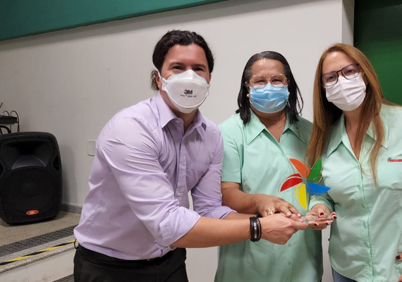 Pindorama é agraciada com troféu por gestão exemplar do Programa Jovem Aprendiz