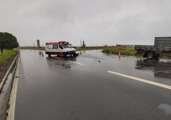 Ambulância do Samu bate em caminhão no município da Barra de São Miguel