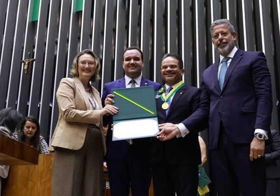 Presidente Marcelo Victor é condecorado pela Câmara dos Deputados em Brasília