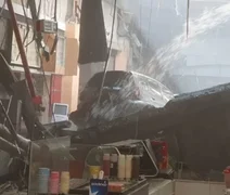 Vídeo flagra momento em que teto de shopping cai com veículos em SP