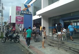 Mesmo com horário antecipado agências Caixa registram longas filas