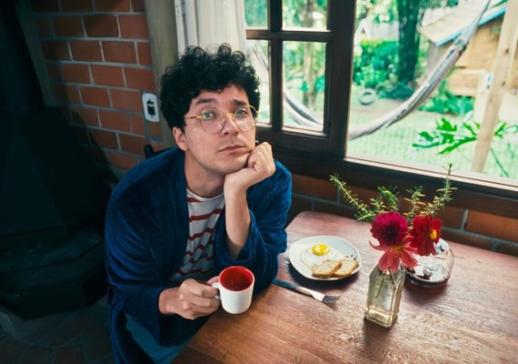 Phill Veras apresenta show intimista em Maceió neste domingo (19)