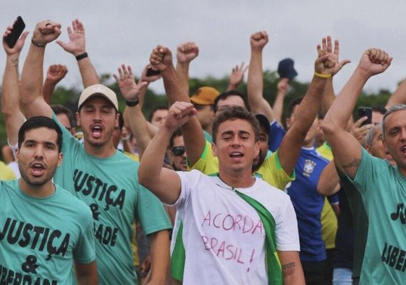 Nikolas Ferreira conclui caminhada de 240 km até Brasília em ato por Bolsonaro