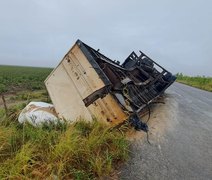 Carreta com carga de areia fica destruída após tombar em curva fechada da AL-105