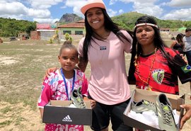 Festa na aldeia: jogadora da Seleção Brasileira visita índias de AL