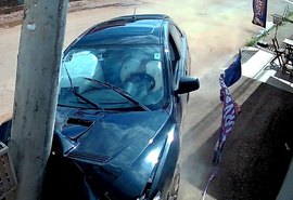 Milagre em Goiás: estrutura evita que carro em alta velocidade atropele criança