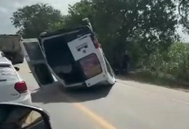 Van capota após colisão na BR-316, em Pilar