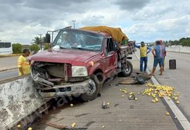 Caminhão fica destruído após bater em mureta na BR 101 em Teotônio Vilela