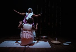 Espetáculo teatral gratuito aborda a criação do mundo a partir da visão de religiões de matriz africana