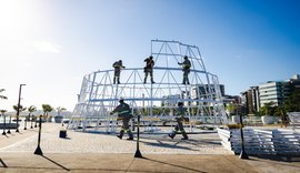 Árvore de Natal gigante começa a ser montada na orla da Ponta Verde