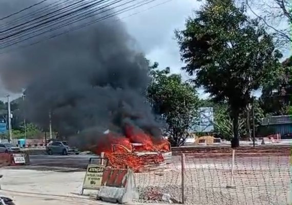 Carro pega fogo na Durval de Góes Monteiro e assusta moradores em Maceió