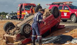 Homem morre e outro fica ferido após carro capotar na AL-110