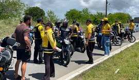 DMTT promove ação educativa com motociclistas na Avenida Rota do Mar