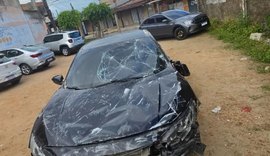 Carro derruba muro de condomínio e ocupantes fogem após a colisão