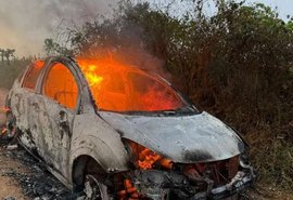 Carro fica destruído após incêndio em estrada de Craíbas