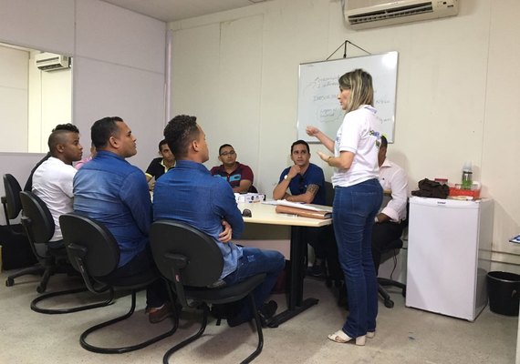 Sine Maceió orienta trabalhadores sobre currículos e postura profissional