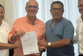 Ronaldo Lopes concede reajuste salarial recorde para professores da Prefeitura de Penedo