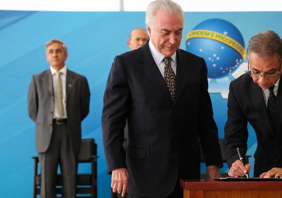 Quando tentam parar o país, exercemos autoridade, diz Temer