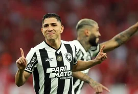 Botafogo derrota Inter e joga por um empate para ser campeão domingo