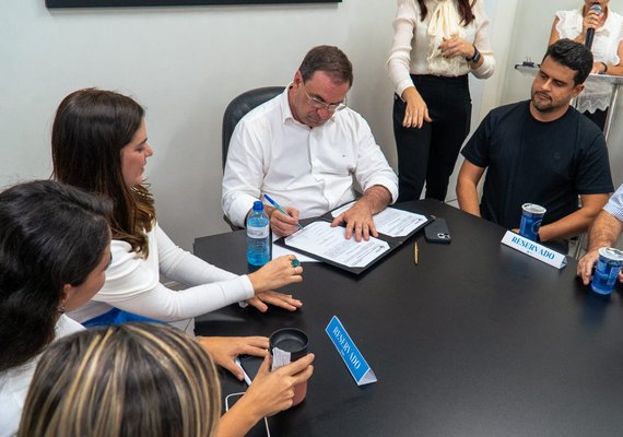 Luciano Barbosa assina ordem de serviço para obras de drenagem e pavimentação entre o Povoado Canaã e a Tabela