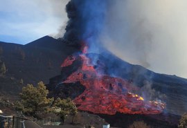 Vulcão de La Palma: especialistas descrevem como “tsunami de lava” e temem abertura de nova boca