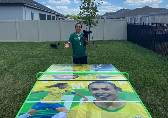 Marta treina nos EUA com camisa de goleiro do CSA e fala sobre rotina na quarentena