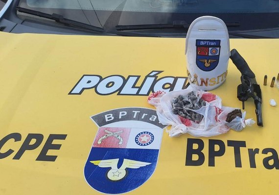 Passageiro é preso pela PM transportando arma e drogas acompanhado de três crianças