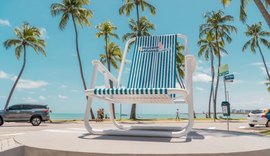 Mulher cai da cadeira gigante da orla de Ponta Verde e fica ferida