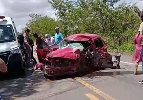 Motorista morre após colidir com o carro em árvore na BR-316, em Maribondo