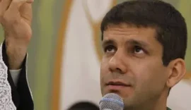 Padre é excomungado após aderir à organização conservadora