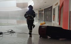 Bombeiros atuam no combate a incêndio em loja do Parque Shopping Maceió