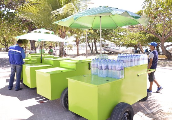 Portaria define normas para venda de coco na orla de Maceió