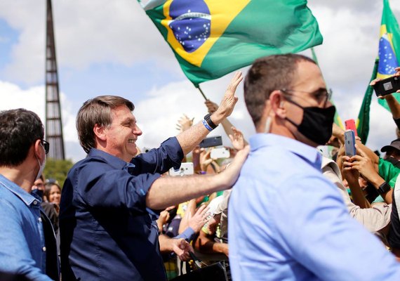Após decisão de juiz federal, Bolsonaro deverá usar máscara em locais públicos