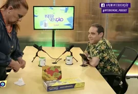 Rita Cadillac abandona podcast após pergunta sobre passado e rasga autorização ao vivo