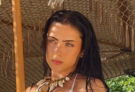 Vídeo: Jade Picon toma ducha de fio-dental em ensaio na praia