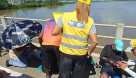 Pai corria com filha para a UPA quando atropelou casal de ciclistas em ponte, em AL