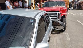 Vídeo: ônibus bate em caminhão que atinge outros 7 veículos na Ponta Grossa, em Maceió