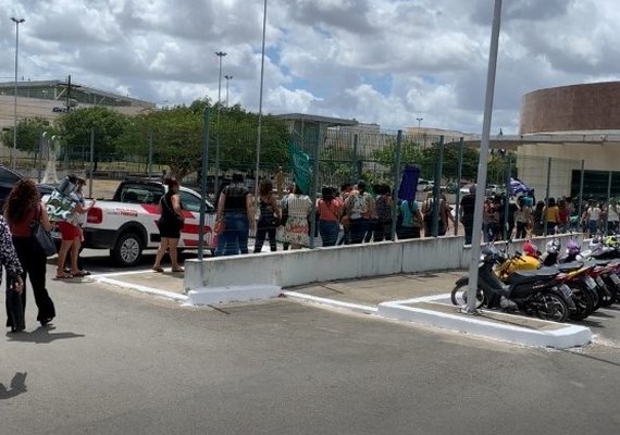 Sem sucesso: servidores da educação de Arapiraca continuam na tentativa de um diálogo com o prefeito