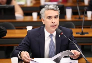 Rafael Brito celebra avanço de PEC que propõe fim da escala 6x1