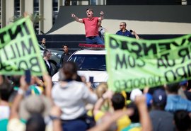 Bolsonaro vai a ato que pede volta do AI5 no último domingo (19)