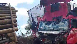 Homem morre após forte colisão entre dois caminhões na BR-101, em Alagoas
