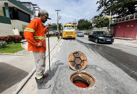 Operação flagra despejo irregular de esgoto em prédio em Maceió