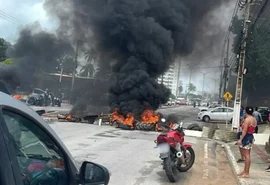 Protesto bloqueia AL-101 Norte por falta de energia, em Guaxuma