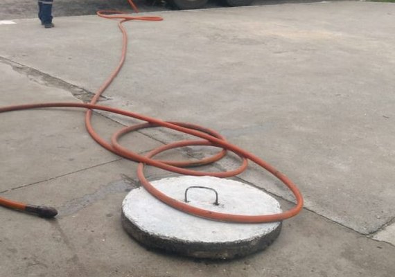 Secretaria de Infraestrutura executa serviços na rede de drenagem em bairros de Maceió