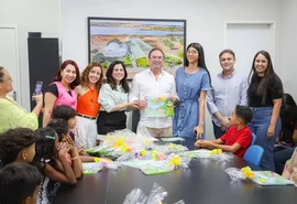 Prefeito Luciano recebe livro produzidos por crianças atendidas pelo projeto 'Minha Arapiraca é assim'