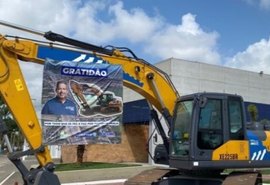 Escavadeira da Codevasf de R$ 739 mil vira ‘outdoor’ com ‘publi’ de Arthur Lira em cidade de primo